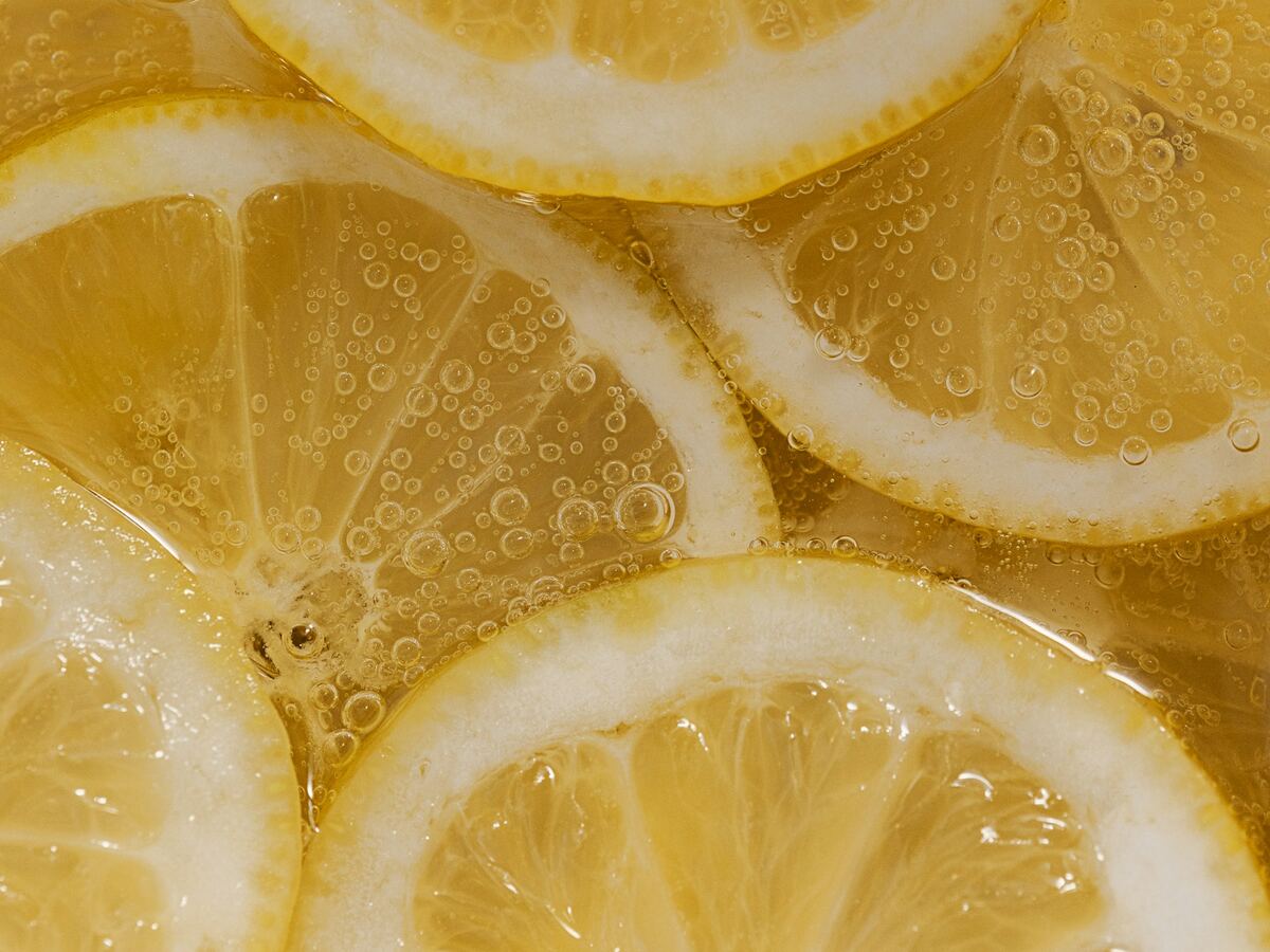 Dilimlenmiş taze limonlar